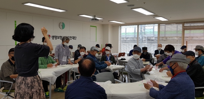 노인복지관에서는 남성 참여 어르신을 대상으로 문화 나들이를 진행했다. (사진=동두천시 제공)