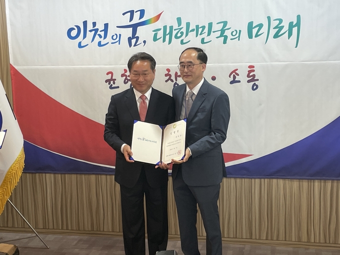 유권홍 인수위 부위원장이 지난 9일 인수위 출범식에서 유정복 인천시장 당선인에게 임명장을 받고 있다. ( 사진 = 조경욱 기자 )
