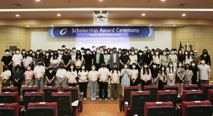 21일 대학 글로벌센터 국제홀에서 하와이 장학증서 수여식을 개최하고 하와이어학연수 파견학생들과 기념사진을 촬영하고 있다. (사진=가천대학교 제공)