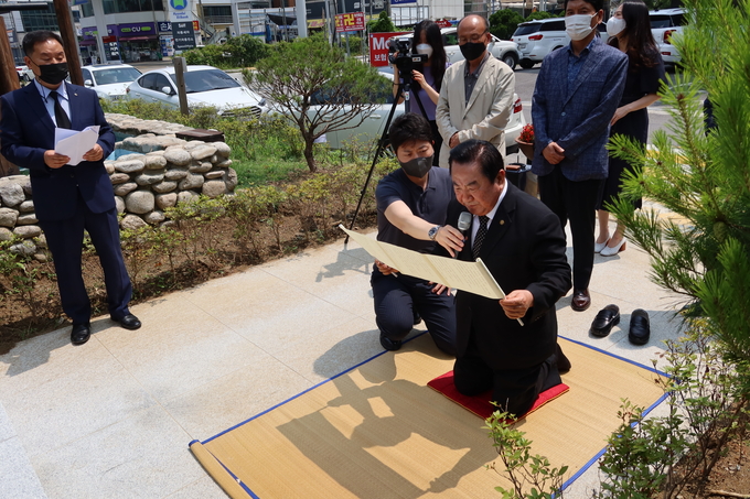 지난해 성남 의사단 추모제에서 김대진 원장이 추모사를 하고 있다. (사진=성남문화원 제공)