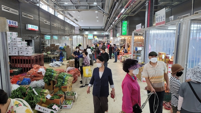 21일 남촌농산물도매시장에서 폭등한 농산물 가격에도 시민들이 장을 보고 있다. ( 사진 = 유정희 기자 ) 