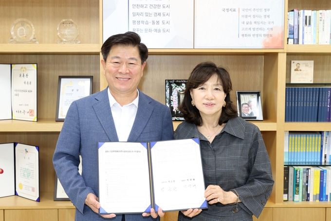 광명시는 21일 시장실에서 (사)한사회성장연구원과 광명시 가정폭력피해자 보호시설(여성쉼터) 설립 및 위탁 운영에 관한 업무 협약식을 가졌다.(사진=광명시 제공)