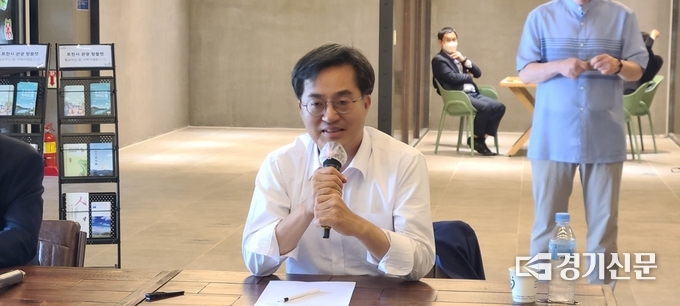 김 당선인이 청년들의 질문에 미소를 띄며 답변하고 있다. (사진=문석완 기자)