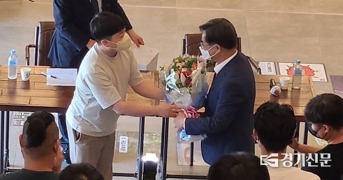 청년들이 마련한 꽃다발을 김 당선자에게 건네며 포천 방문을 환영하였다. (사진=문석완 기자)