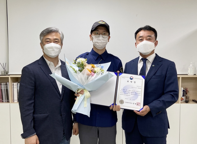  인천병무지청 성실복무 표창을 받은 신인식 사회복무요원(가운데)이 기념촬영을 하고 있다. ( 사진 = 인천병무지청 제공 )