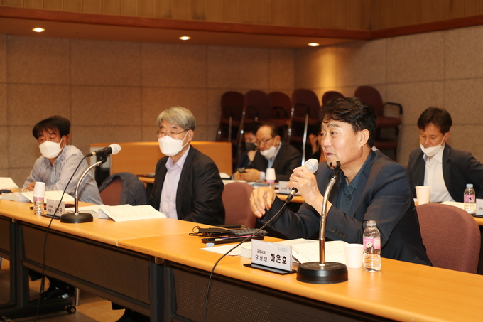 하은호 군포시장 당선인(앞줄 오른쪽에서 첫 번째)이 군포시 업무보고를 받으면서 당부사항을 전하고 있다..(사진=군포시장직 인수위원회 제공)