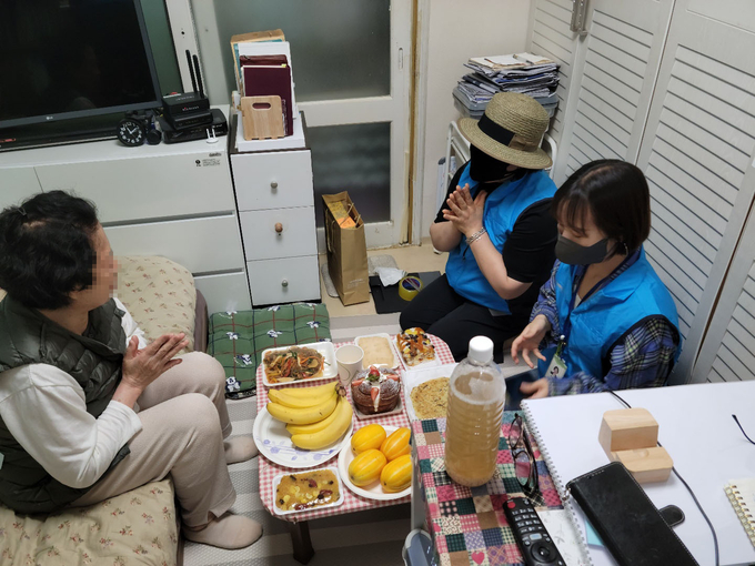 군포시 수리동 지역사회보장협의체 위원들이 독거어르신 댁을 방문해 생신상을 차려드리고 함께 축하하고 있다.(사진=군포시 수리동 지역사회보장협의체 제공)