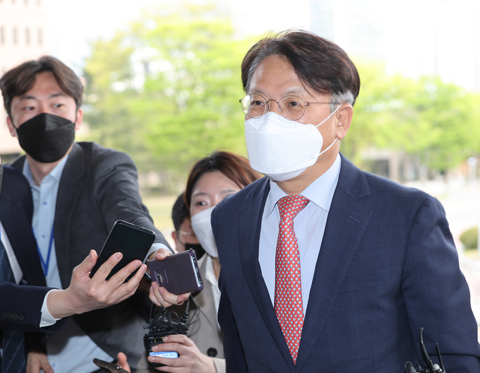  4월 21일 오후 김관정 수원고검장이 경기도 정부과천청사 법무부로 들어서고 있다. (사진=연합뉴스 제공)
