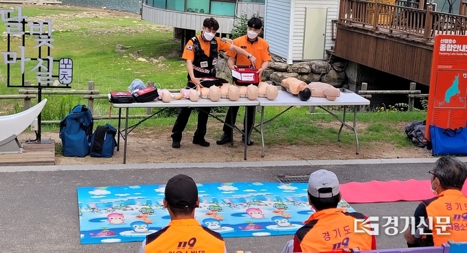 강사로부터 심폐소생술 강의를 듣고 있는 119시민수상구조대원들. (사진=포천소방서 제공)