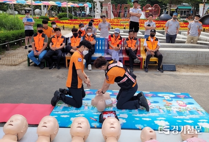 119시민수상구조대원들이 심폐소생술 실습을 하고 있다. (사진=포천소방서 제공)