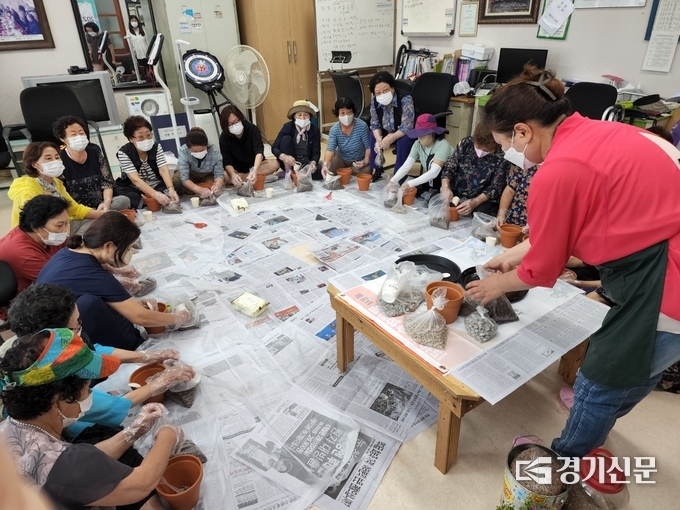 경로당 이용 어르신들이 마음치유 프로그램에 참여하고 있다. (사진=포천시자원봉사센터 제공)