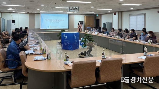 명예사회복지공무원들이 교육에 임하고 있다. (사진=포천시 제공)