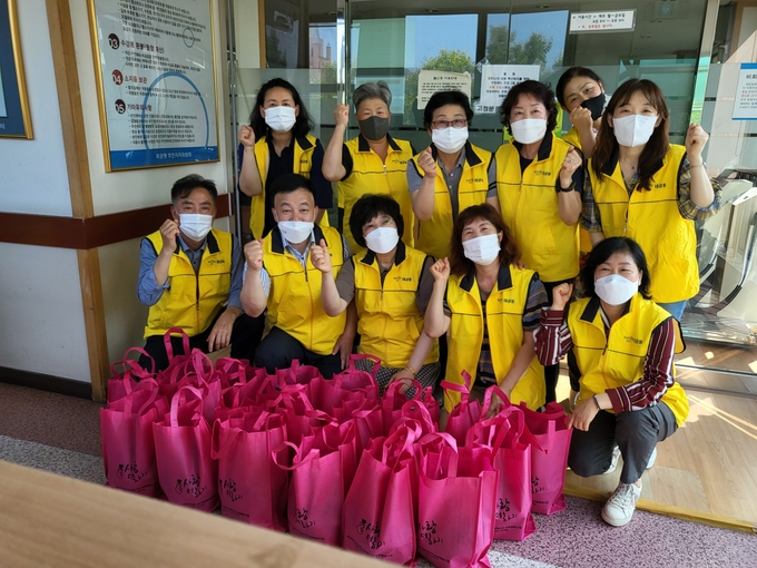 군포시 재궁동 지역사회보장협의체 위원들이 취약계층에게 밑반찬을 전달하기에 앞서 파이팅을 외치고 있다.(사진=군포시 재궁동 지역사회보장협의체 제공)