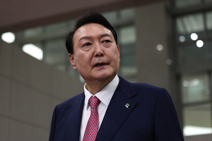 윤석열 대통령이 23일 오전 서울 용산 대통령실 청사로 출근하며 취재진의 질문에 답하고 있다. (사진=연합뉴스)