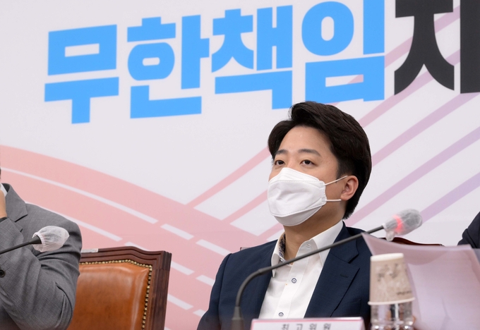 국민의힘 이준석 대표가 23일 오전 국회에서 열린 최고위원회의에서 권성동 원내대표의 발언을 듣고 있다. (사진=국회사진기자단/연합뉴스)