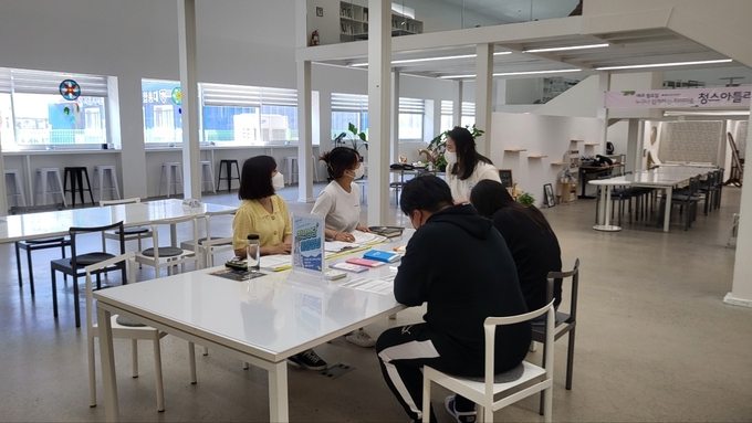시흥시는 장기화된 코로나19로 어려움을 겪는 시민들의 마음 회복을 위해 정신건강검진 이동 상담을 진행 한다.(사진=시흥시 제공)