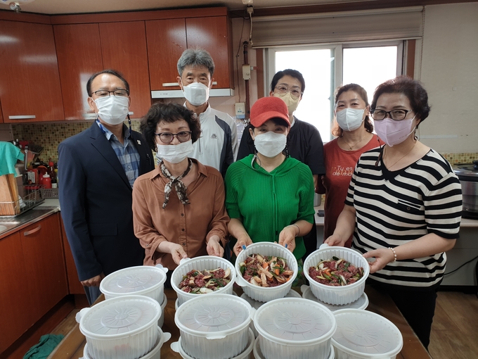 광명시 철산4동 바르게살기위원회, “사랑의 불고기 나눔” 행사 개최했다.(사진=광명시 제공)