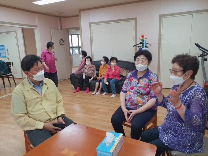  박건호 장곡동장은, 현장 방문으로 소통 꾀해고 있다.(사진=시흥시 제공)