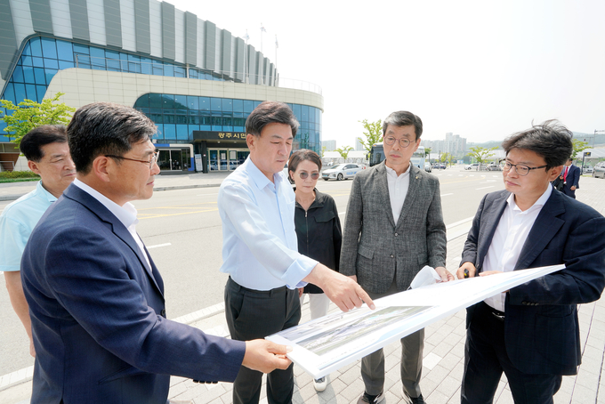 방세환 광주시장 당선인이 <strong>관내 </strong>사업장을 방문해 관련 공무원들에게 현장 설명을 듣고 시정 현안을 파악하며 신속한 행정 절차를 주문하고 있다.(사진=광주시 제공)