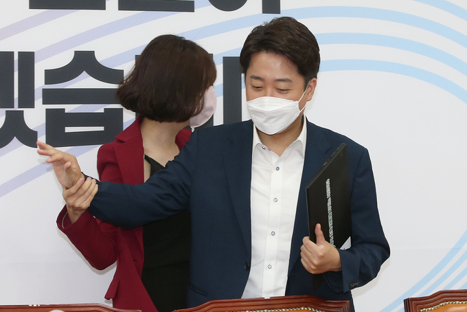 국민의힘 이준석 대표가 23일 오전 서울 여의도 국회에서 열린 최고위원회의에서 배현진 최고위원의 인사를 거부하며 손을 내치고 있다. (사진=국회사진기자단/연합뉴스)