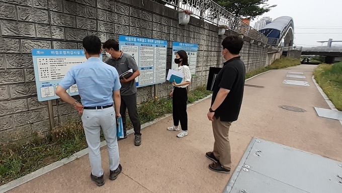 광주시 수질 관계 공무원들이 ‘여름철 우기 대비 한강수계 비점오염저감시설 특별 점검’을 실시하고 있다.(사진=광주시 제공)
