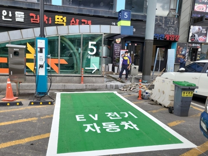 안양역 공영 노상주차장에 설치된 전기차 충전시설 모습.(사진=안양시청 제공)