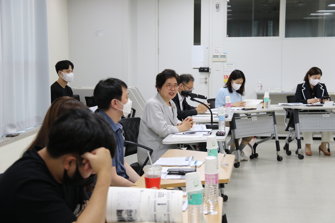 김선희 시정연구원장이 시민과 함께하는 연구사업 중간보고를 하고 있다. (사진=수원시정연구원 제공)