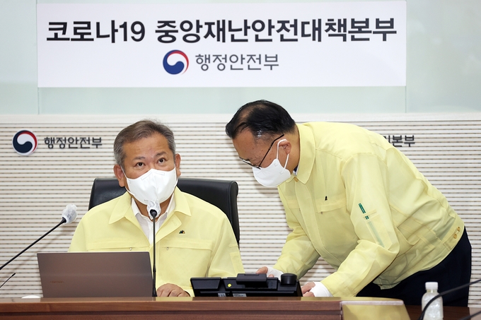 이상민 중대본 2차장(행정안전부 장관)이 24일 오전 정부세종청사에서 코로나19 중앙재난안전대책본부 회의를 주재하고 관계자로부터 상황보고를 받고 있다. (사진=행정안전부 제공)