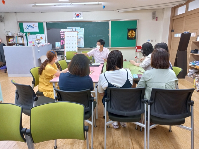 파주금촌중학교 급식실 관계자들의 집단상담이 실시되고 있다.(사진=금촌중학교 제공)