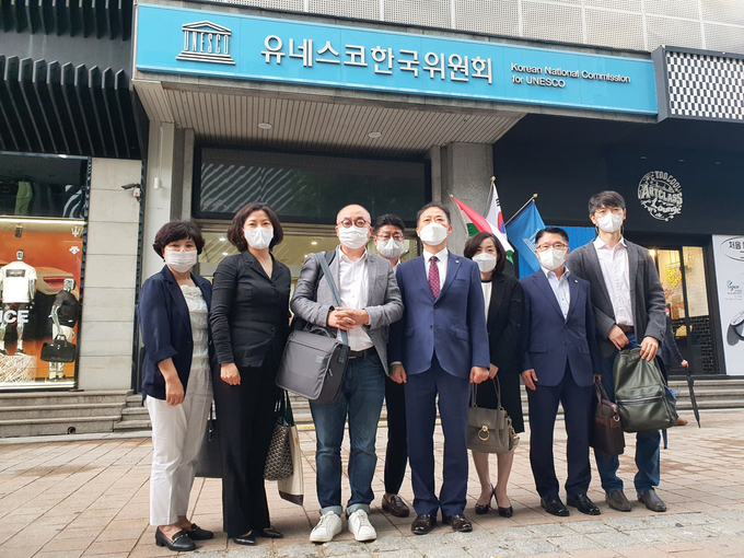 성남시 관계자들이 중구 명동 유네스코 한국위원회에서 미디어아트 분야 PPT 심사 자료 발표 뒤 기념사진을 찍고 있다. (사진=성남시 제공)