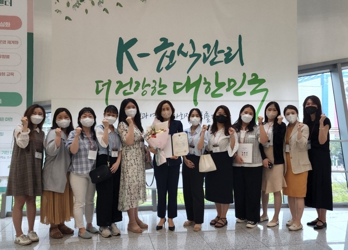 용인시는 용인시 어린이급식관리지원센터가 식품의약품안전처에서 주관하는 '2022년 어린이 사회복지 급식관리지원센터 우수사례 공모전'에서 교육·홍보 영상 콘텐츠 부문 우수상을 수상했다.(사진=용인시 제공)