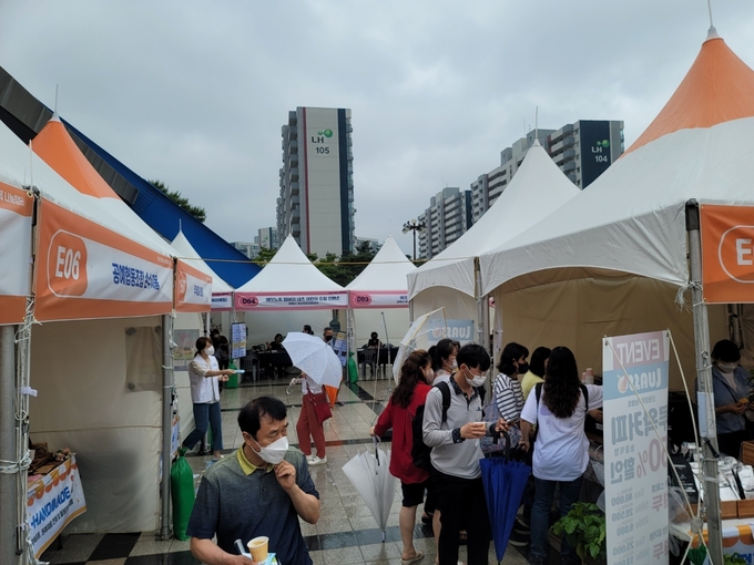 광명시는 지난 23일 광명시민체육관 앞 야외 광장에서 사회적경제기업 판로지원과 사회적 가치에 대한 시민 인식 제고를 위한 "광명시 사회적경제 나눔장터"를 열었다.(사진=광명시 제공)