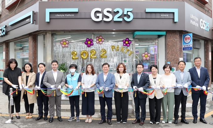 광명시는 지난 23일 GS25 하안타운점에서 광명형 노인 일자리사업 "GS동행편의점" 개업식을 가졌다.(사진=광명시 제공)