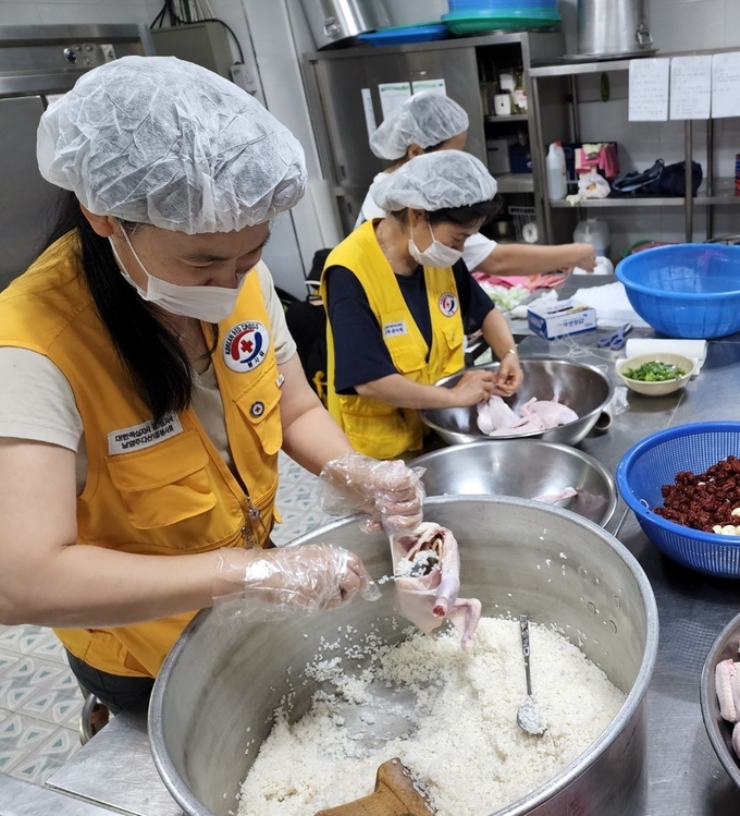 적십자봉사회 회원들이 이웃들에게 전할 삼계탕을 직접 만들고 있다.(사진=남양주시 제공)