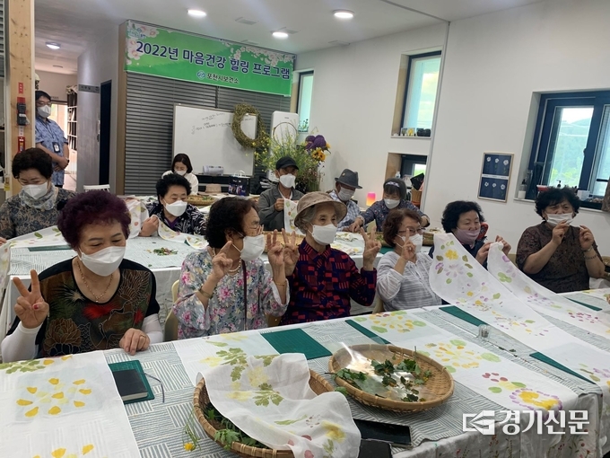 심리상담 프로그램에 참여한 어르신들이 수 놓기를 하고 있다. (사진=포천시 제공)