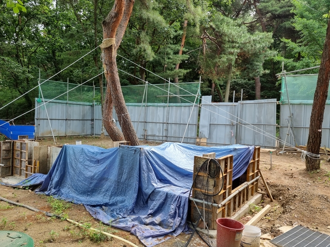 공사가 중단된 족욕장 공사 현장.(사진=이화우 기자)