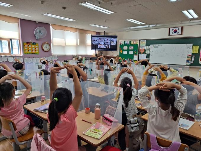 교실과 도서관이 연결된 ‘온책읽기’ 활동중인 아이들. (사진=수원광교초등학교 제공