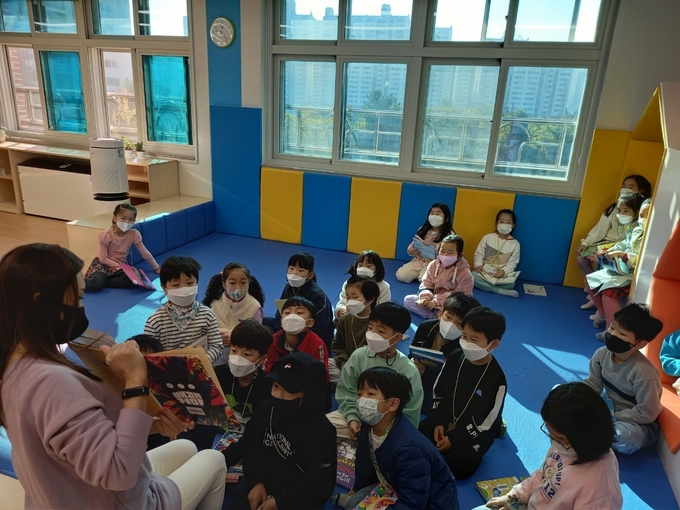  학생들이 독서교육 시간을 갖고 있다. (사진=천일초등학교 제공)