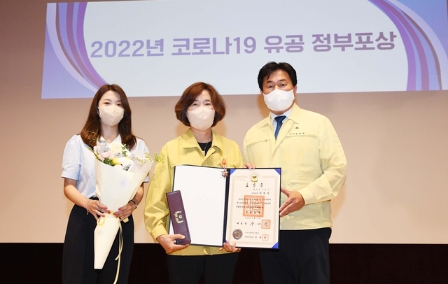 박명희 시흥시보건소장 정부포상근정포장을 수상했다.(사진=시흥시 제공)