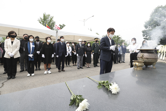 이동환 고양시장 당선인이 고양 6.25 참전 기념식에서 헌화하고 있다.(사진=고양시 제공)