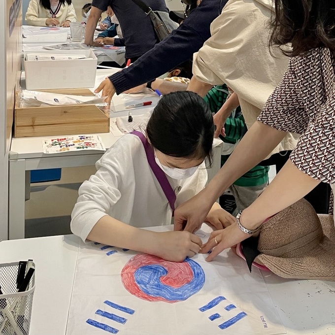 경기도박물관 '태극기 그리기 체험'. (사진=경기도박물관 제공)