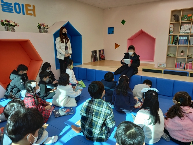 배움나래 도서관에서 학생들이 시 낭송 발표 시간을 갖고 있다. (사진=천일초등학교 제공)