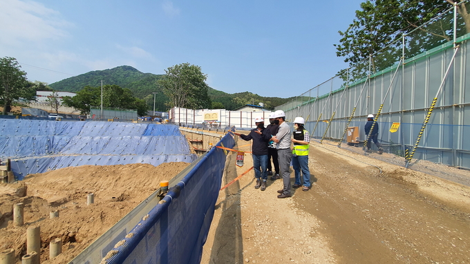 경기도가 여름철 집중호우를 대비해 공사 현장을 점검하고 있다. (사진=경기도 제공)