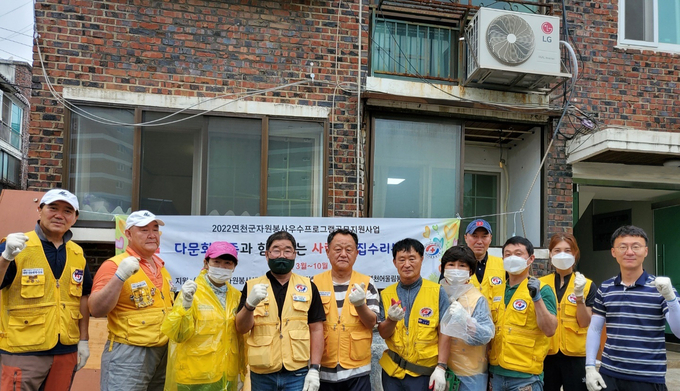 대한적십자사 경기도지사 연천어울림봉사회(회장 윤덕상)는 지난 26일 전곡읍 주거 취약가구를 대상으로 집수리 봉사활동을 실시했다..(사진=대한적십자사 경기도지사 연천어울림봉사회 제공)