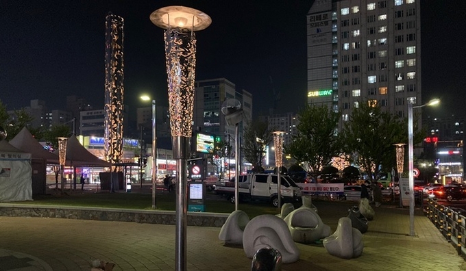 경관개선사업을 마친 인천 미추홀구 주안역광장의 조명탑. ( 사진 = 미추홀구 제공 )