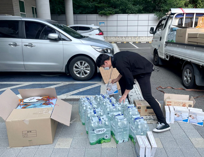 인천 동구가 한마음종합복지관에 생수 등 폭염대응 물품을 지원하고 있다. ( 사진 = 동구 제공 )