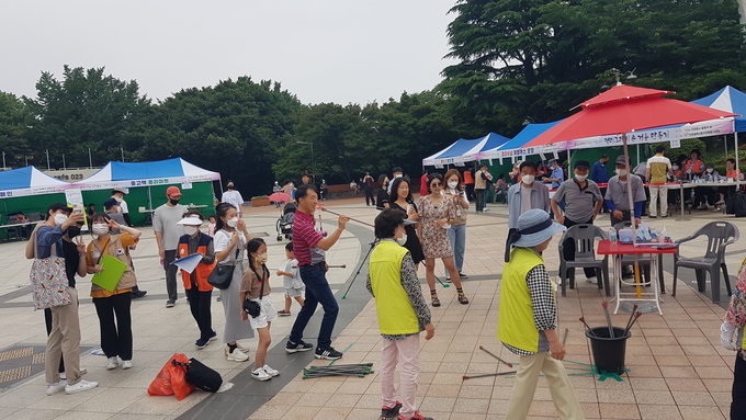 지난 25일 인천 중구 자유공원에서 'Total 자원봉사 알림의 날' 행사에 참여한 자원봉사자들이 다양한 체험을 진행하고 있다. ( 사진=중구 제공 )