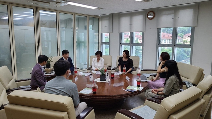 협약 체결 전 양 기관 관계자들이 차담회를 하고 있다. (사진=성남교육지원청 제공)