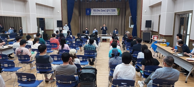 이현재 하남시장 당선인이 시민들에게 ‘반려견 놀이공간 조성을 위한 필요성을 강조하며 푹넓은 의견을 나누고 있다.(사진=하남시 제공)
