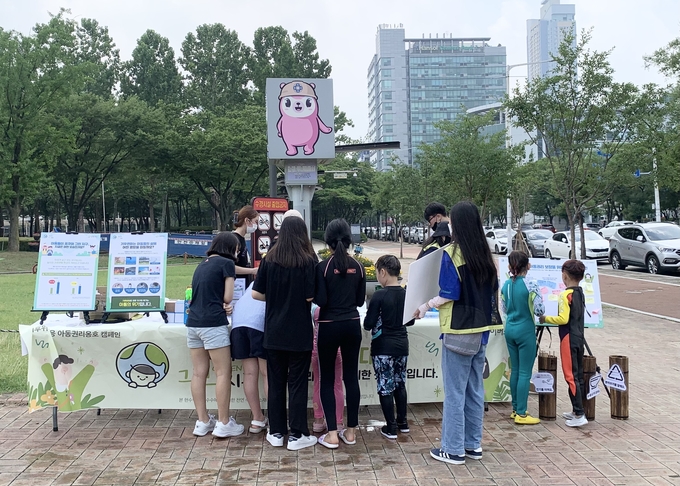 굿네이버스 안양지부의 '우리가 그린(Green) 지구 캠페인' 모습.(사진=굿네이버스 제공)